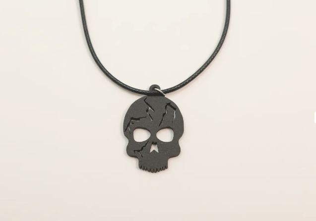 calavera especial para halloween en collar, halloween espectral, calavera con grietas dibujada a mano creada en laser