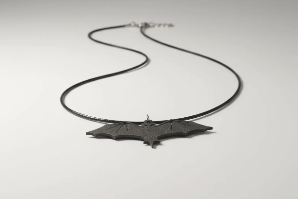 murcielago collar para halloween especial solo halloween, murcielago negro en madera