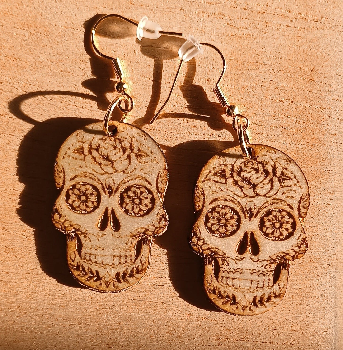 pendientes calaveras halloween echos con madera artesanales y grabado laser