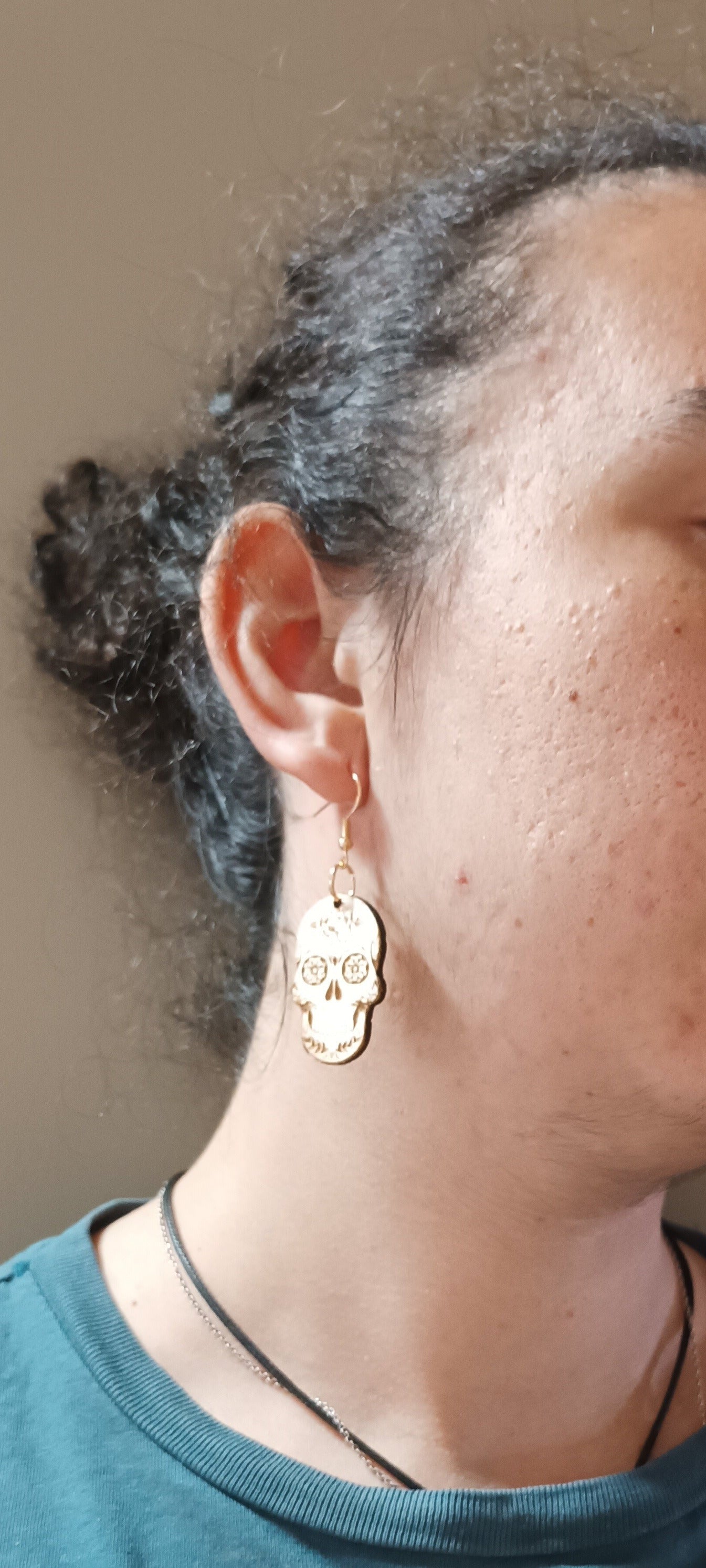 no te quedes sin tu pendiente de la catrina o calavera son perfectos para el día de los santos! una calavera con colores mexicanos esta representada en este pendiente precioso y sencillo de llevar, en su color natural de madera.