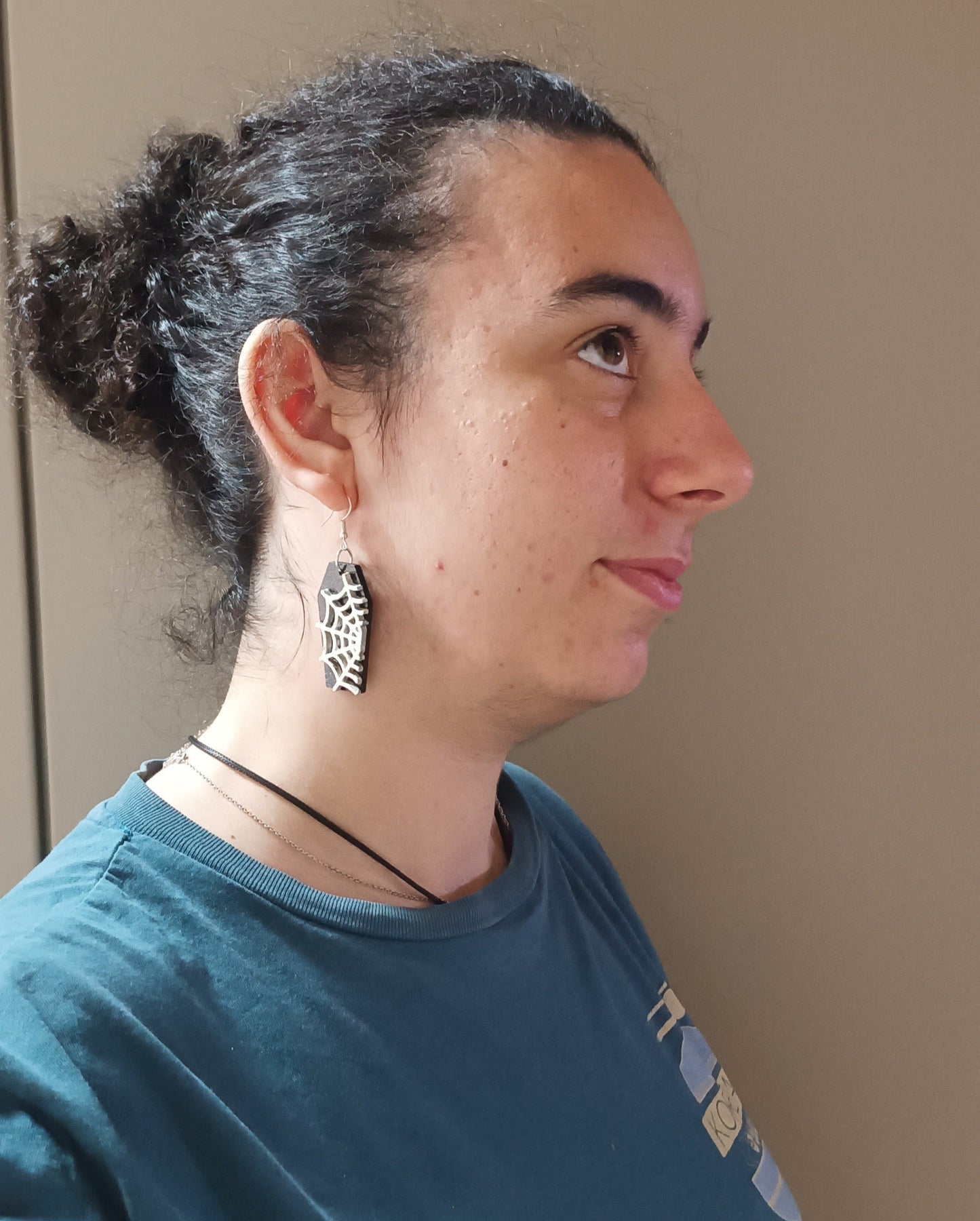 asi es como quedan estos preciosos pendientes tela de araña, ideales para ocasiones como halloween!! pintados a mano en colores negro y plata quedan estupendos!