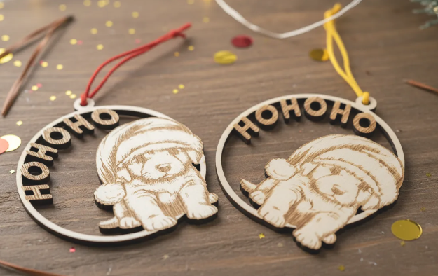 perro con frase hohoho con gorrito de papa noel, decoracion de arbol para colgar en el, decoracion navideña, frase hohoho, bola navidad para colgar en arbol