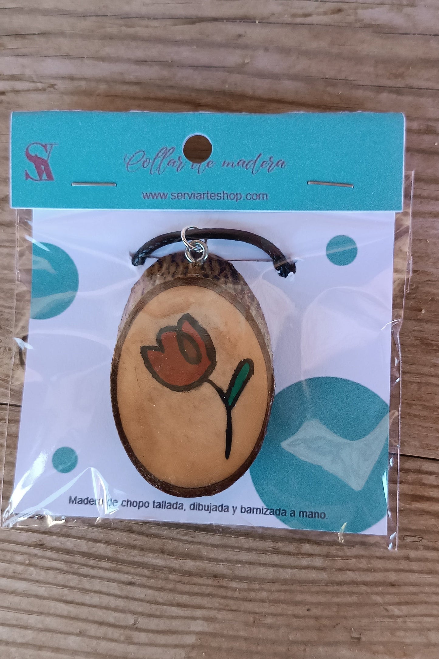 Collar de madera hecho a mano