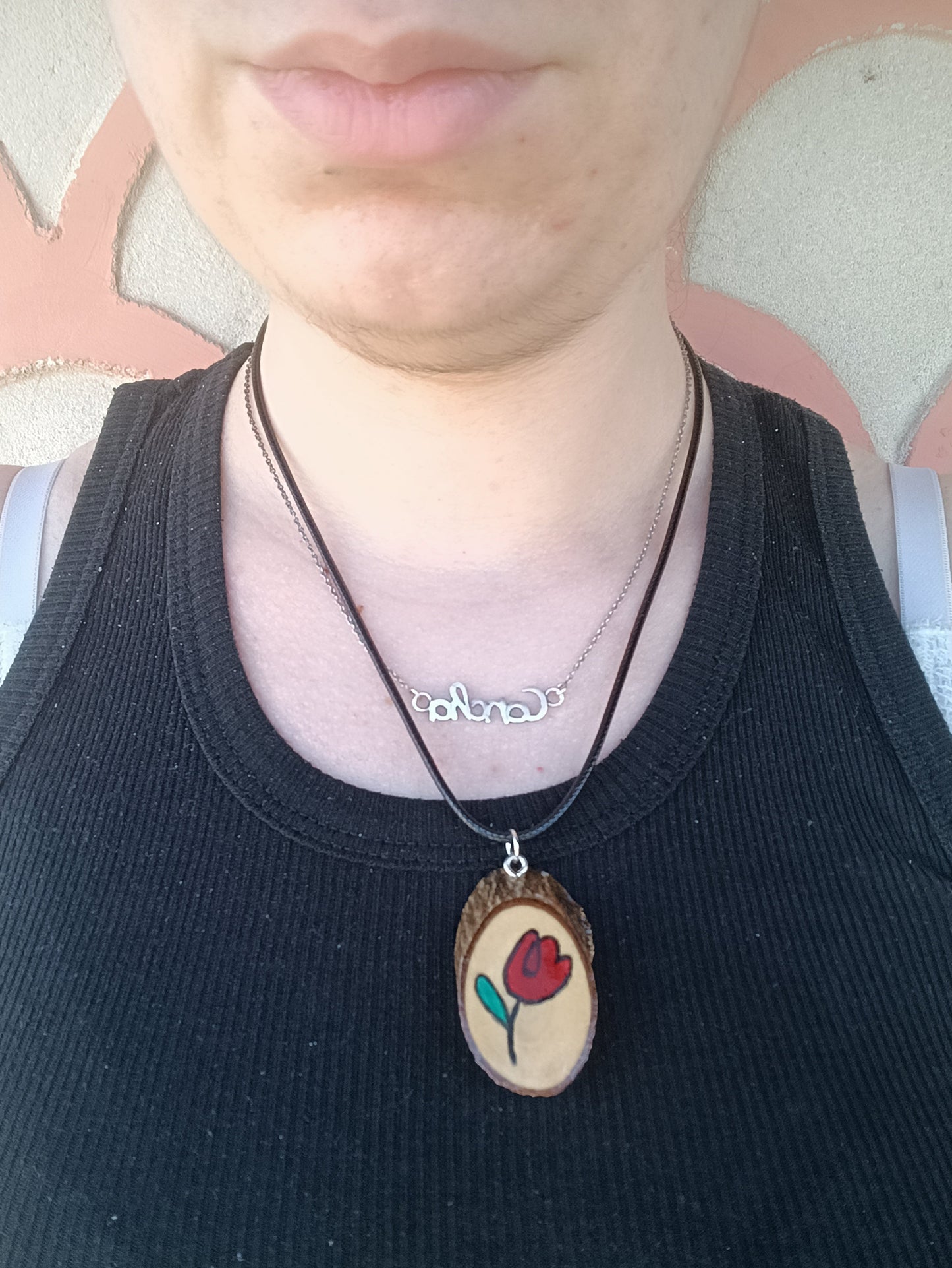 Collar de madera hecho a mano