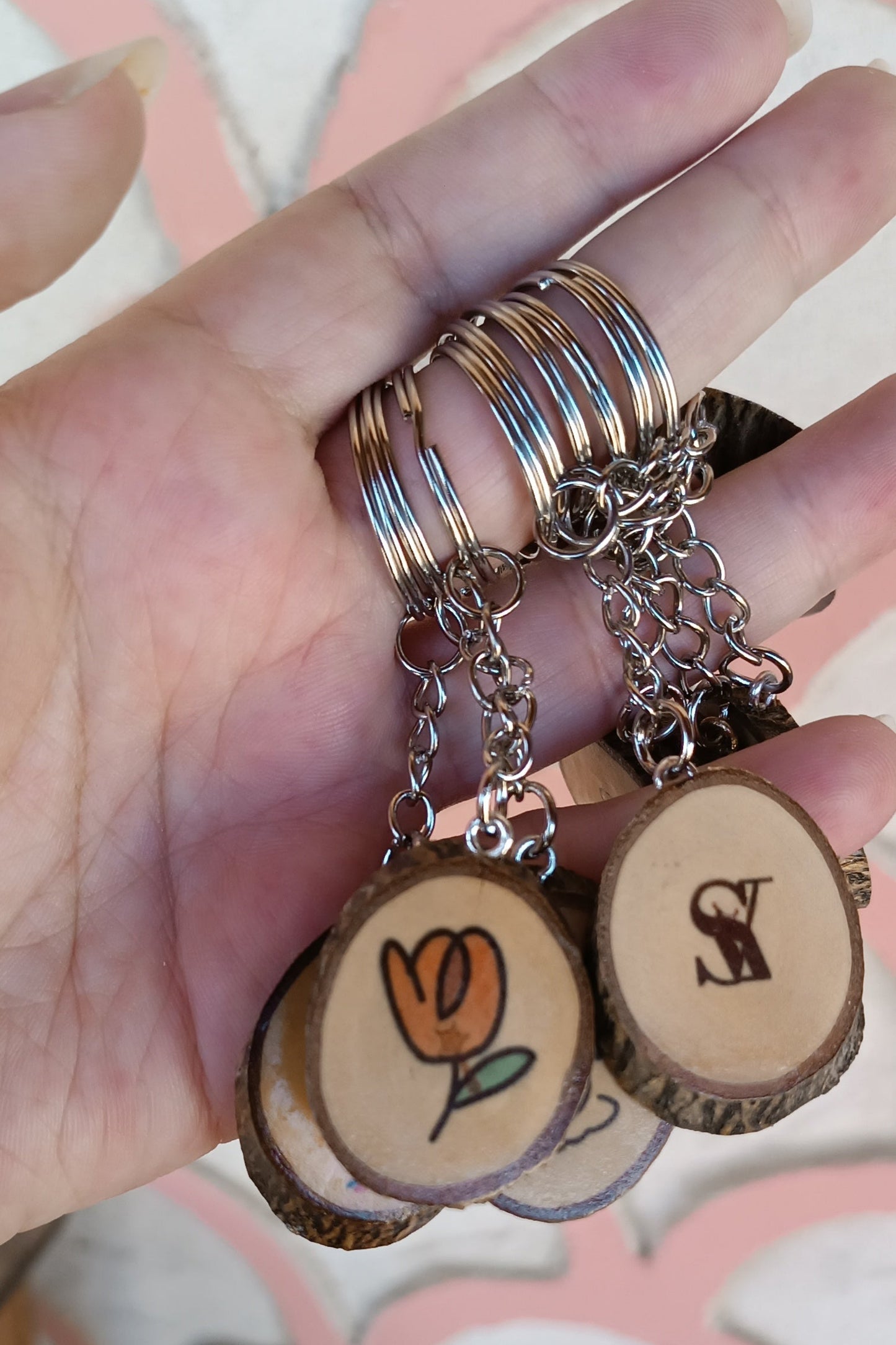 Llavero artesanal de madera de chopo – Pintado o sublimado a mano, con encanto natural