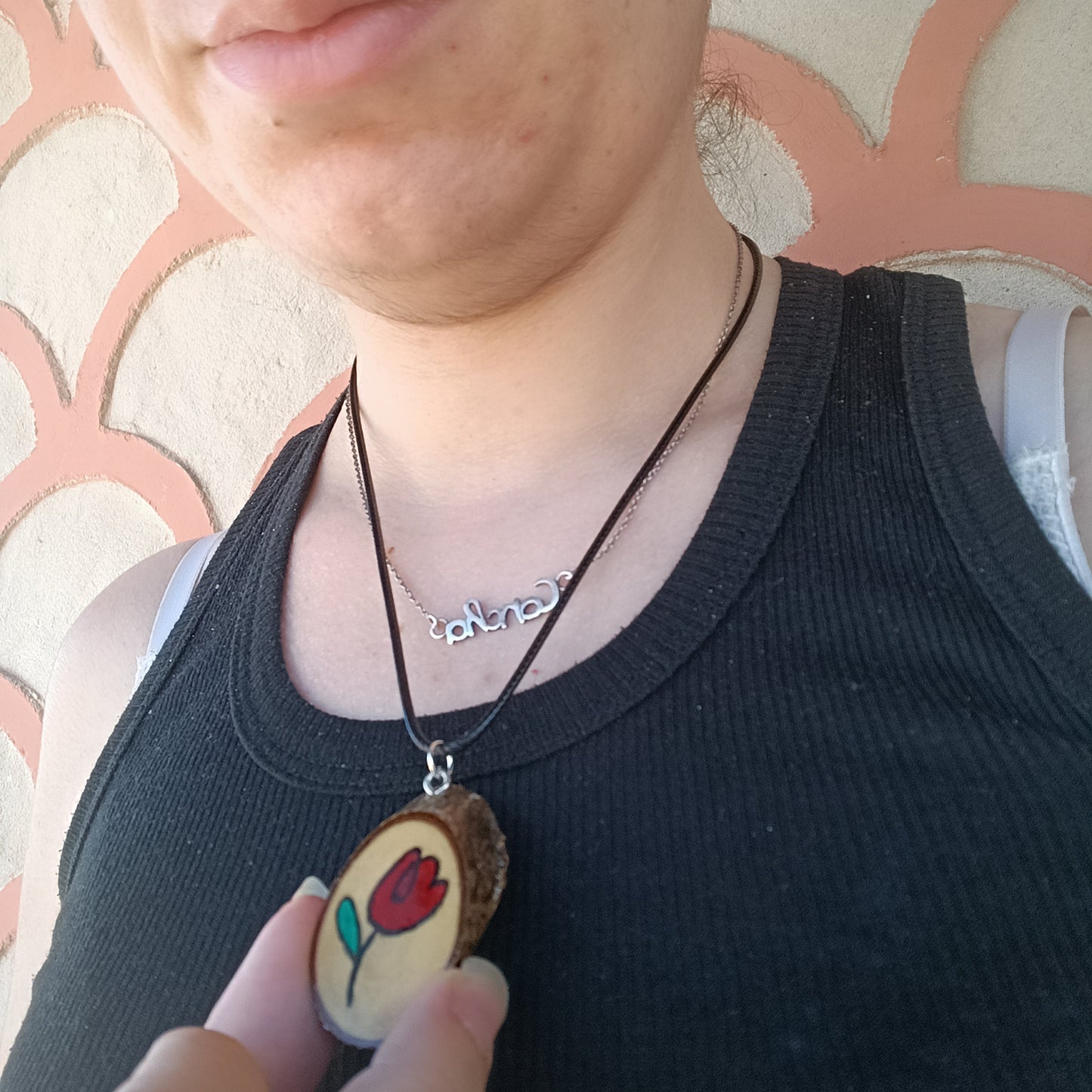 Collar de madera hecho a mano