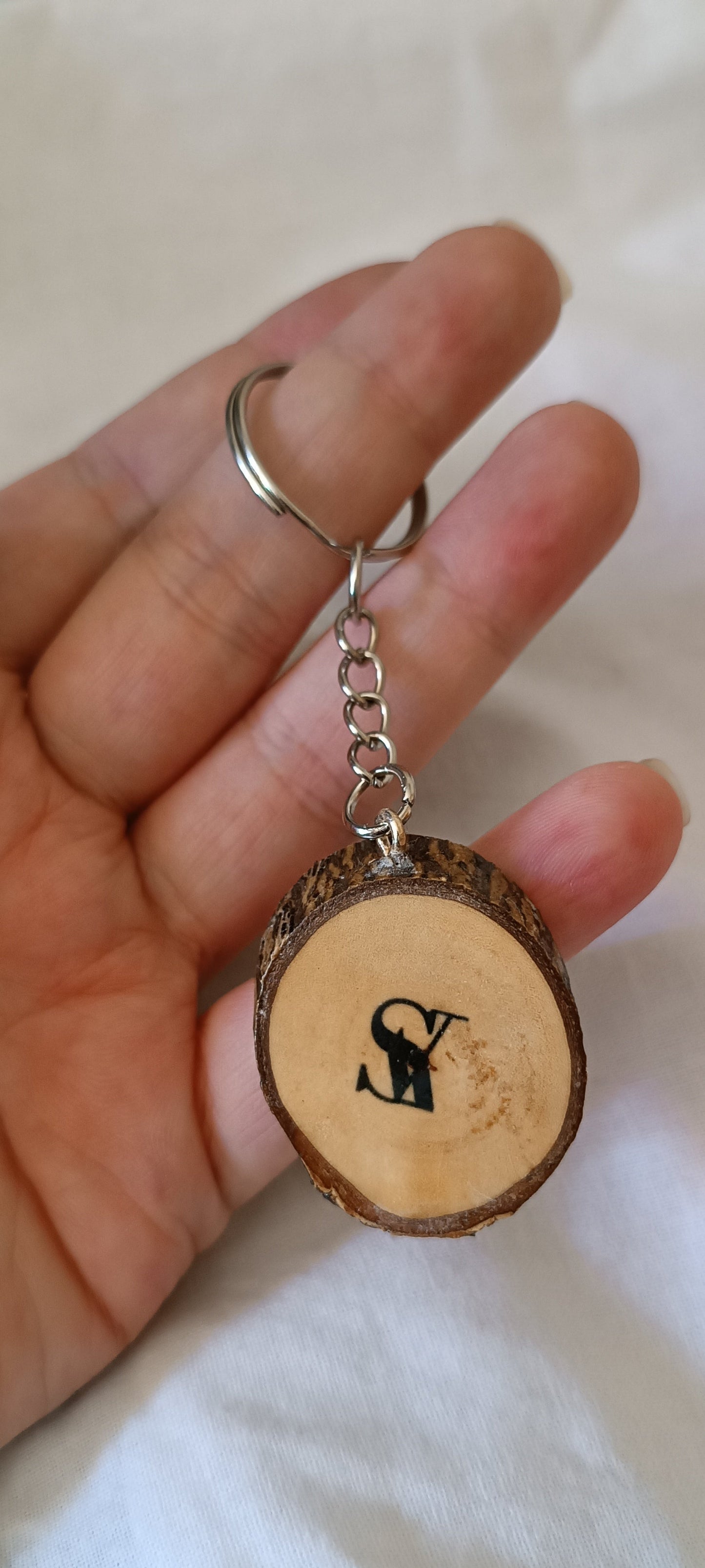 Llavero artesanal de madera de chopo – Pintado o sublimado a mano, con encanto natural