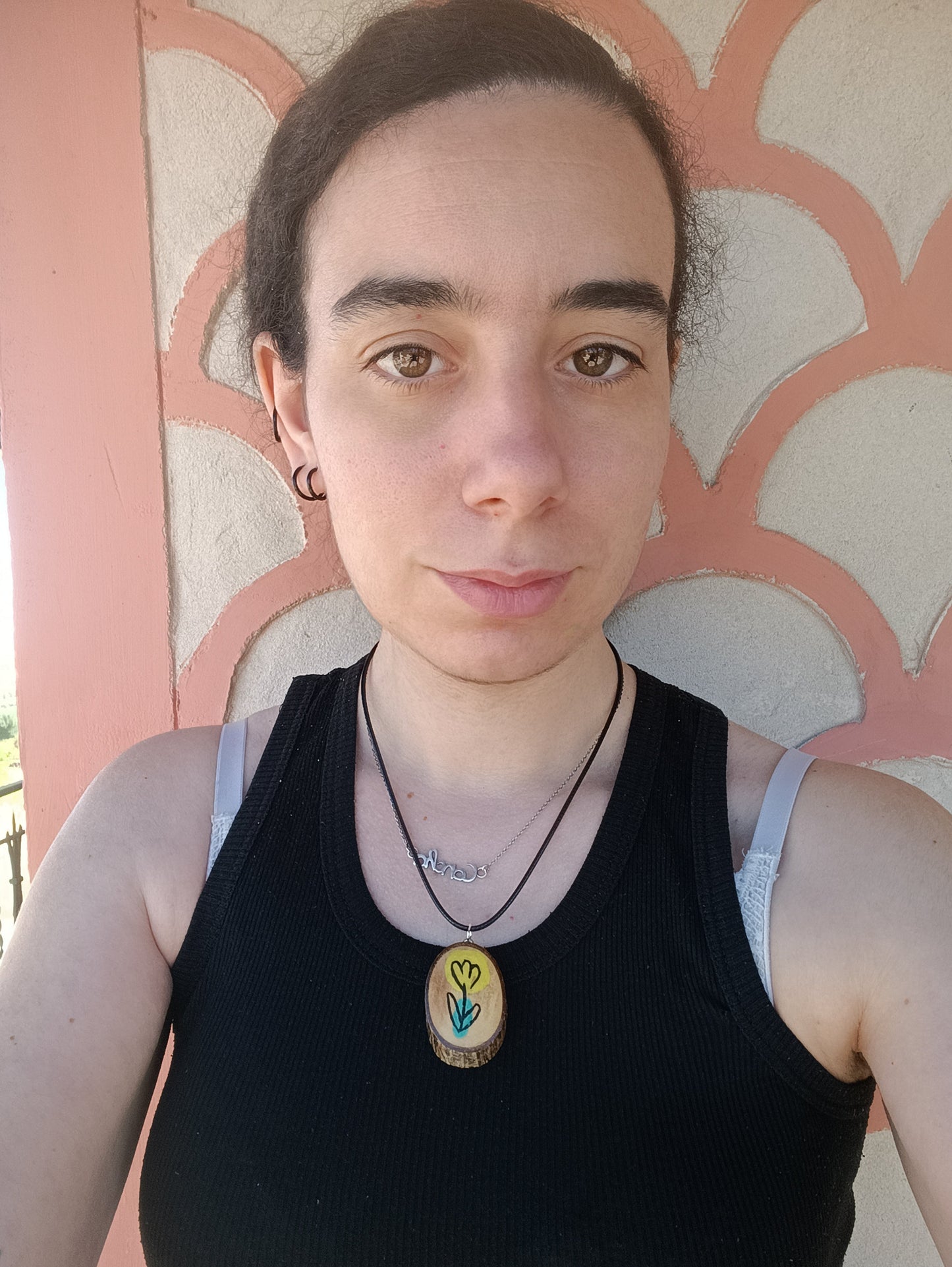 Collar de madera hecho a mano