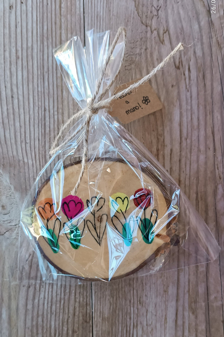 Posavasos artesanal en rodaja de madera con dibujo de tulipanes hecho a mano