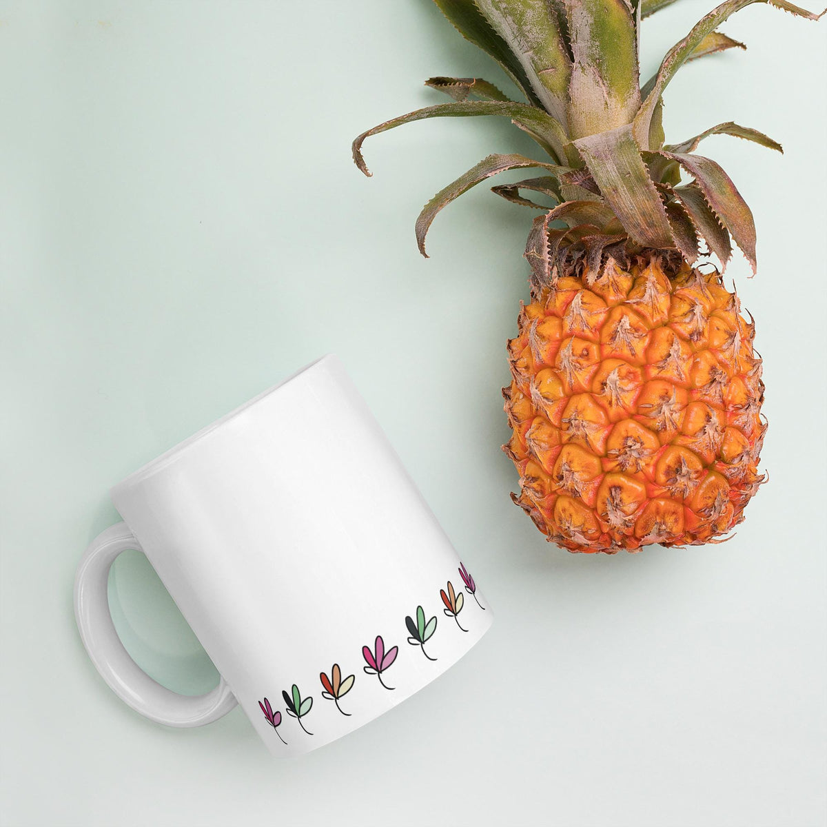 Taza cerámica con diseño de hojas en colores pastel, colección Amable de SerViArte