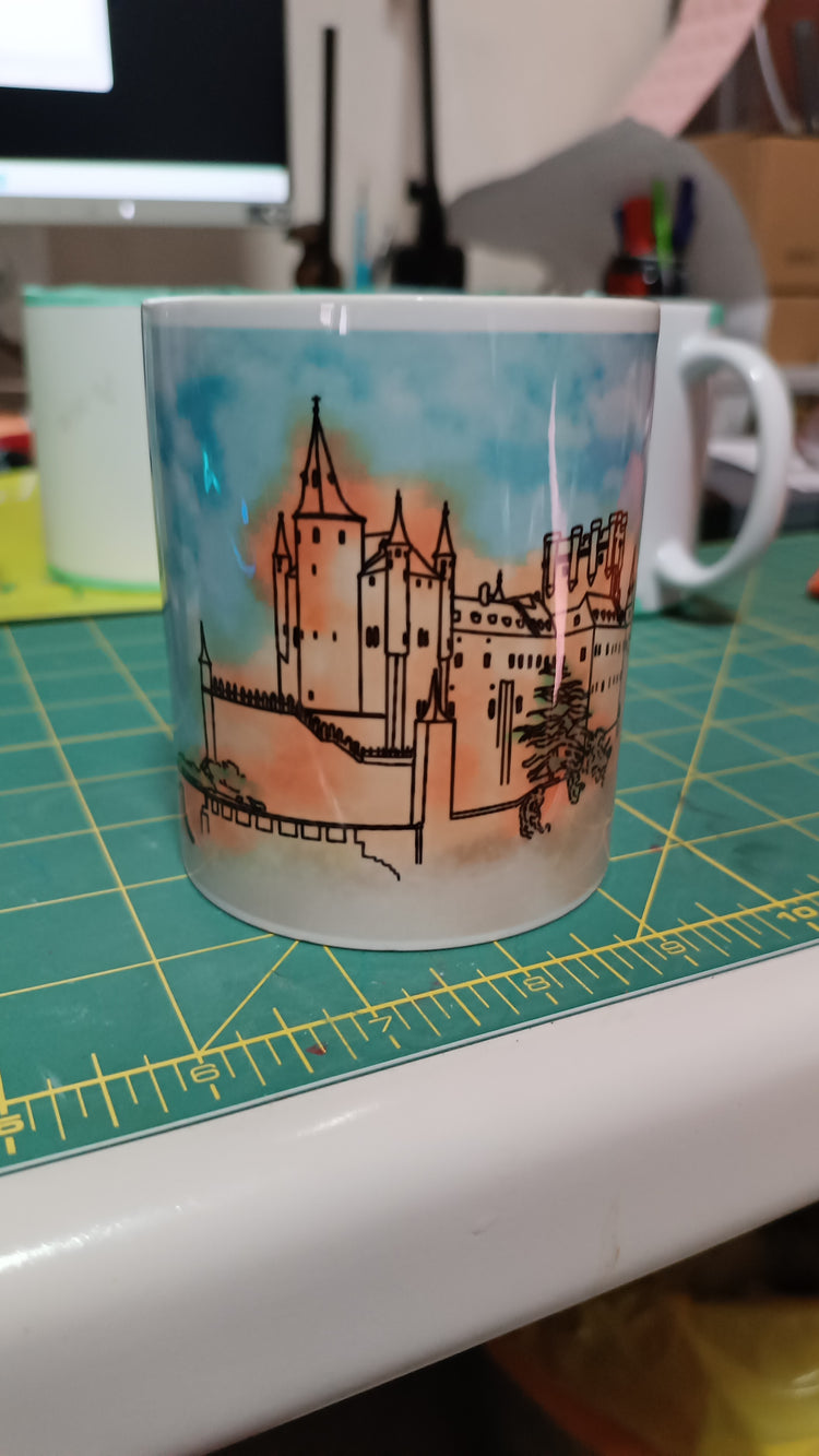 Taza cerámica Historias con Alma con ilustración del Acueducto de Segovia – SerViArte