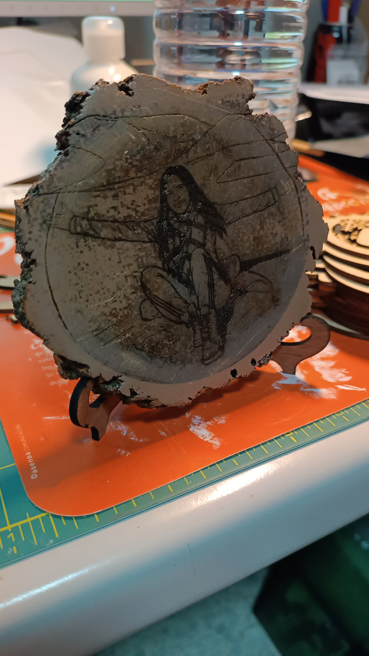 Encargo artesanal personalizado SerViArte con madera y diseño dibujado a mano