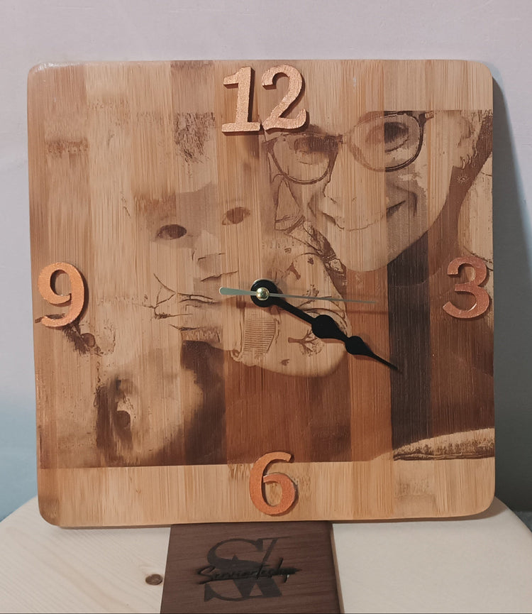 Reloj de madera personalizable hecho a mano con ilustración original – SerViArte