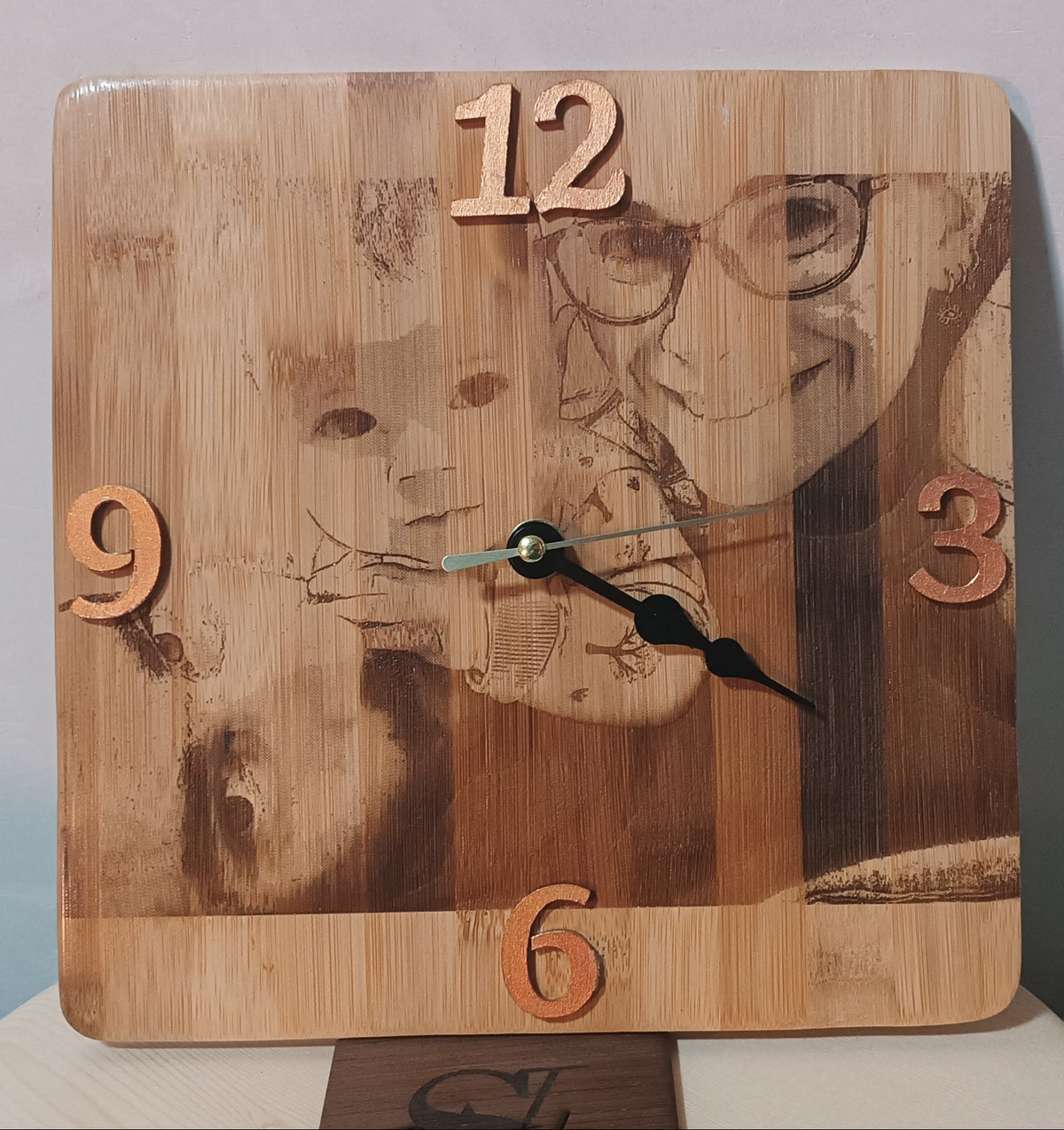 Reloj artesanal de madera personalizable con diseño original dibujado a mano SerViArte