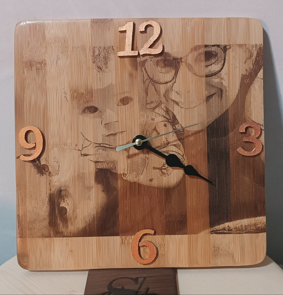 Reloj artesanal de madera personalizable con nombre e ilustración original SerViArteShop
