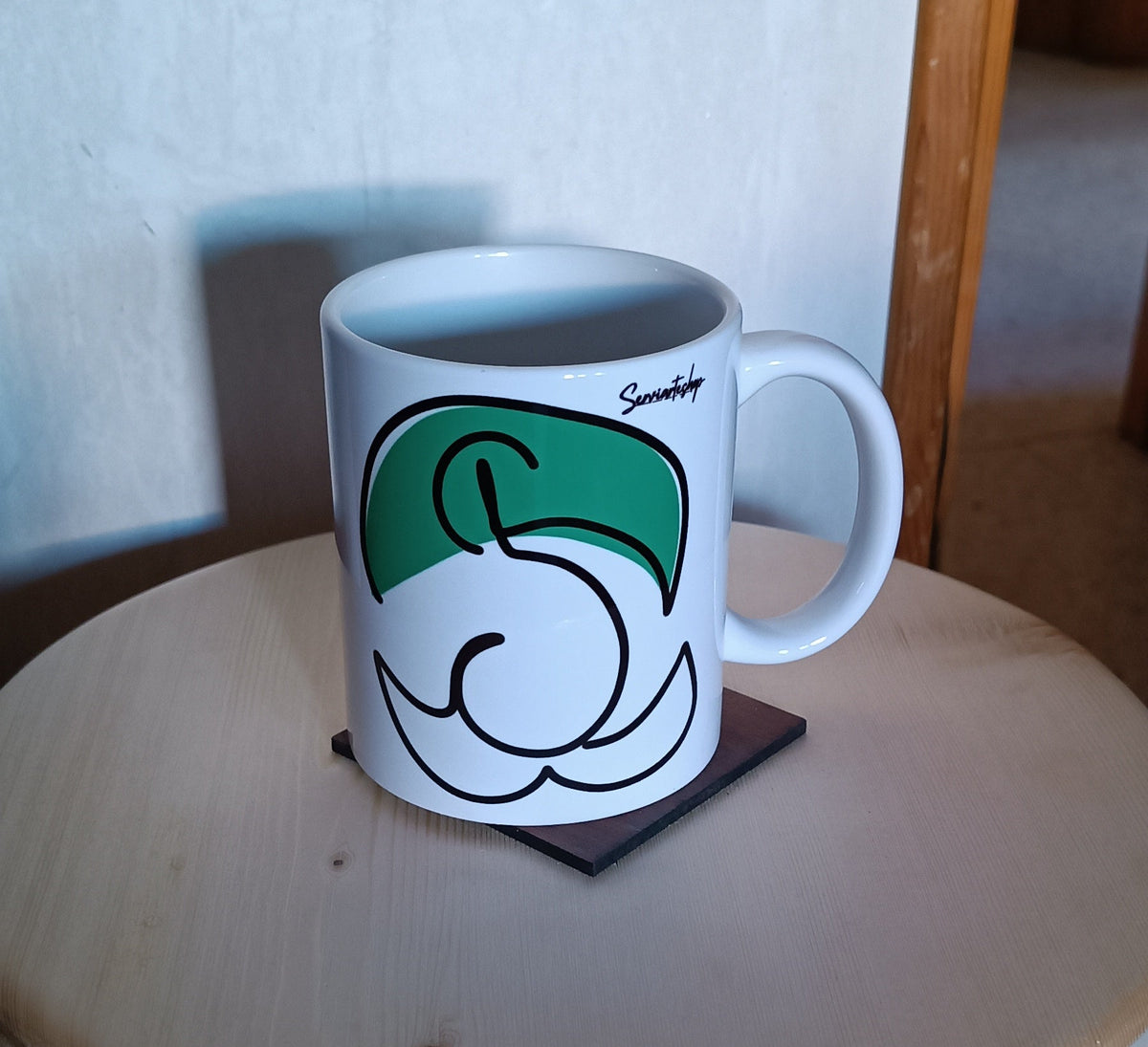 Taza cerámica Reino Champiñón sobre superficie de madera, regalo gamer original