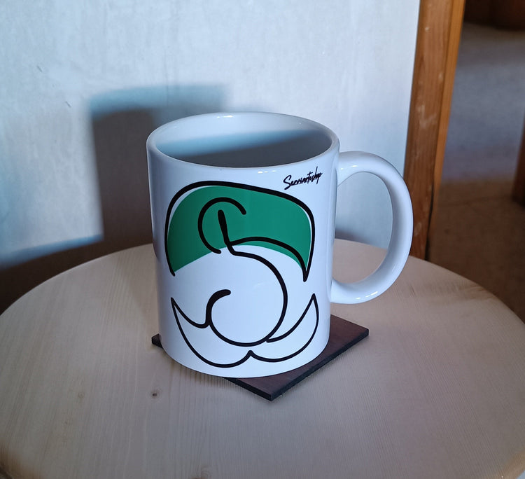 Taza cerámica Reino Champiñón sobre superficie de madera, regalo gamer original