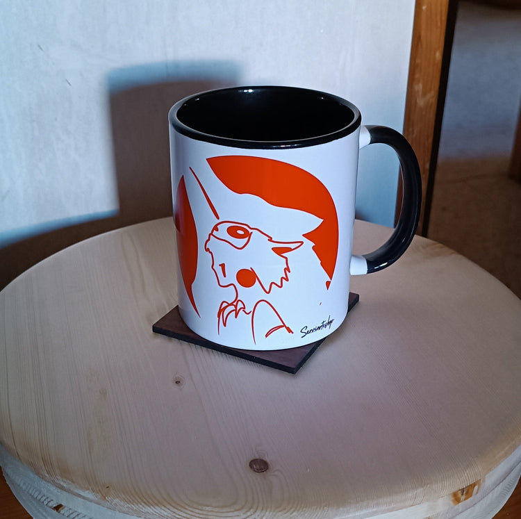 Taza cerámica Esencia del Bosque en mano mostrando tamaño real – SerViArteShop