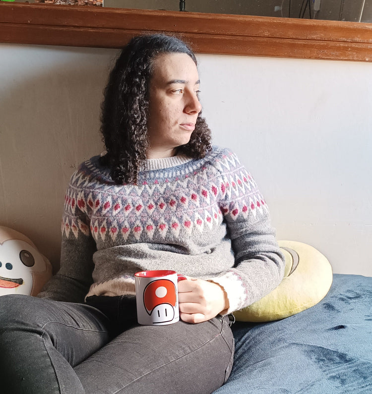 Taza cerámica Reino Champiñón con ilustración de videojuegos clásicos vista lateral – SerViArte
