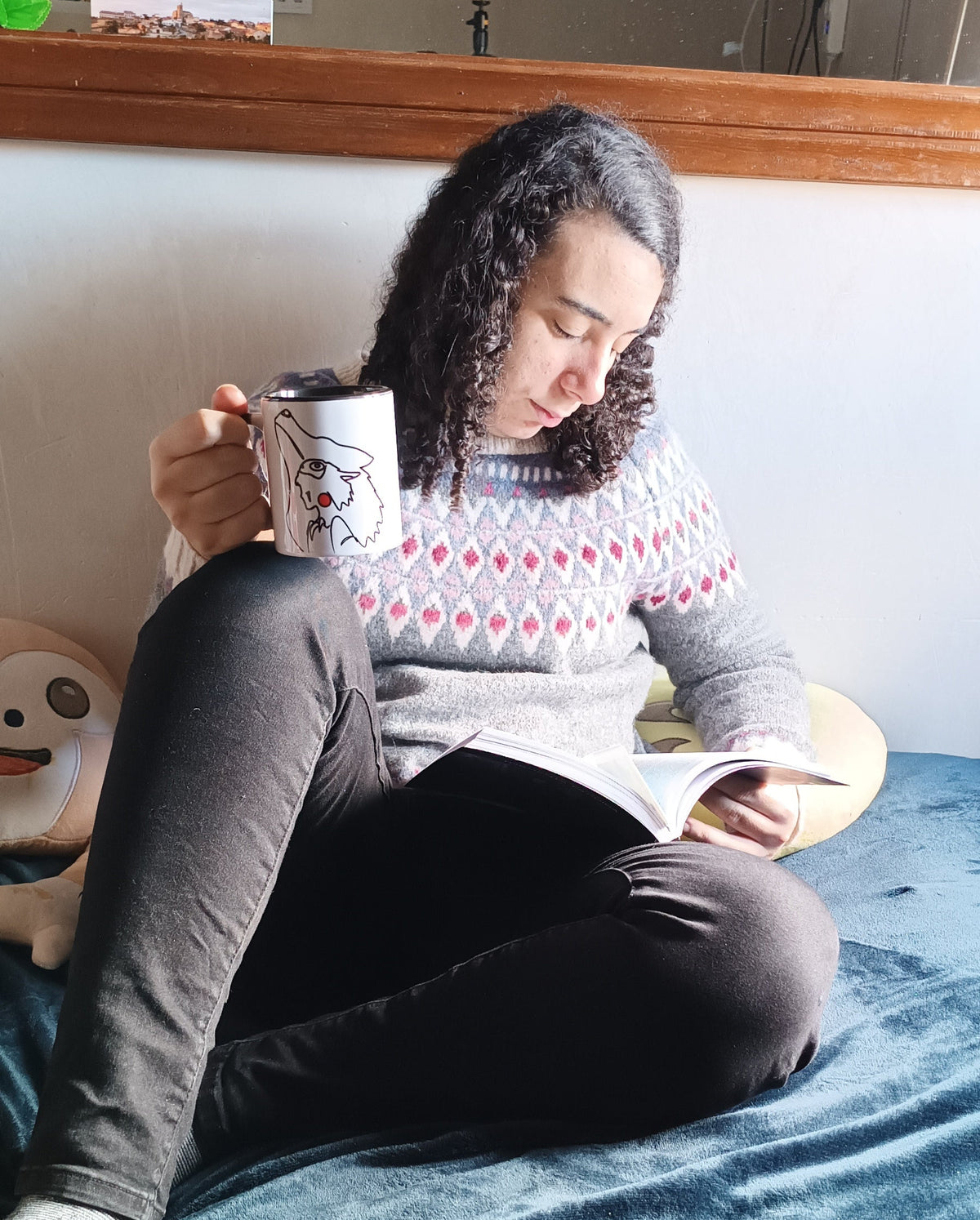 Taza cerámica Esencia del Bosque con ilustración mágica vista desde el ángulo lateral – SerViArte