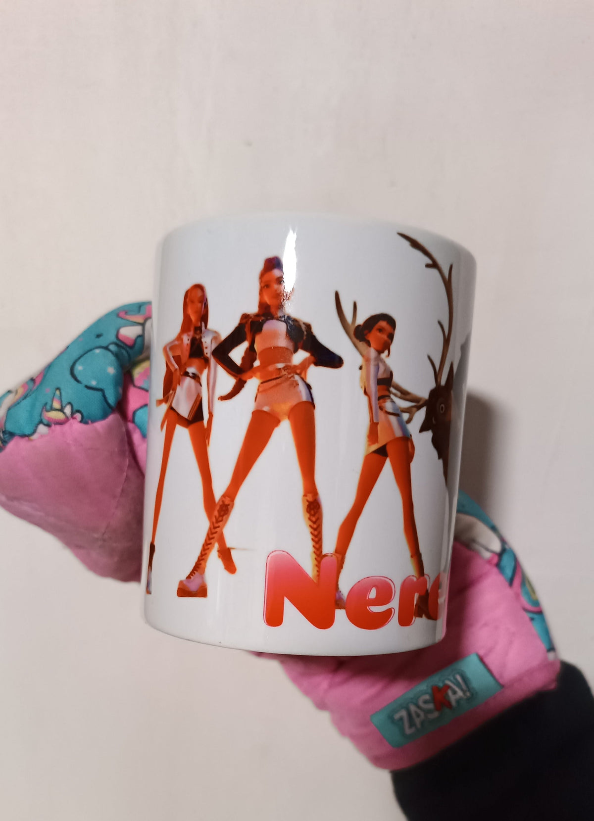 Taza personalizada artesanal con ilustración original SerViArte sobre fondo blanco