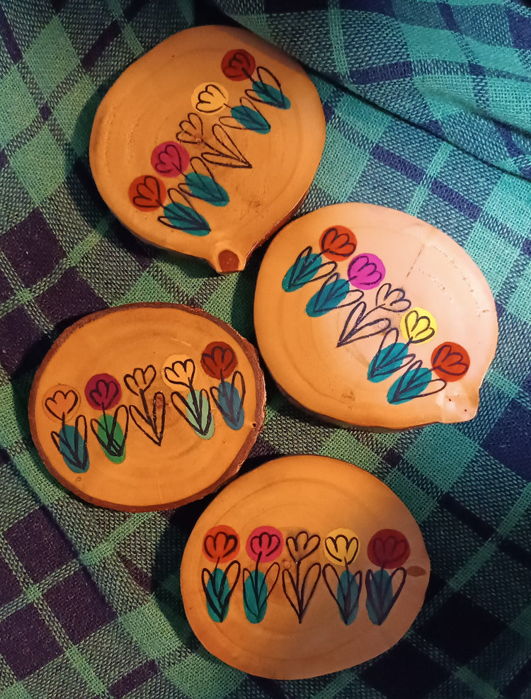 Pack de 2 posavasos Trama Viva con ilustraciones florales dibujadas a mano sobre madera