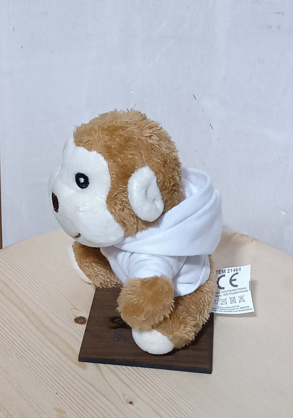 Peluche personalizable artesanal sobre superficie de madera SerViArteShop
