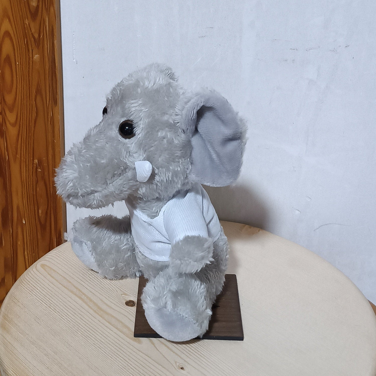 Peluche personalizable artesanal con nombre bordado, vista lateral SerViArte
