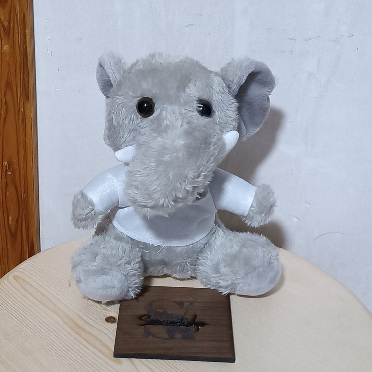 Peluche artesanal personalizable en mano mostrando tamaño real SerViArte Segovia