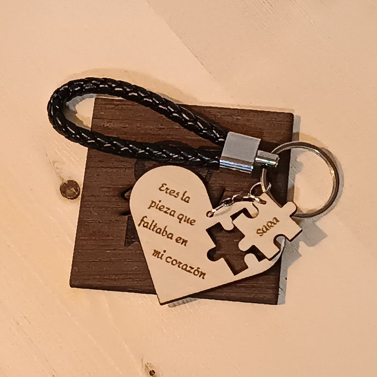 Llavero de madera corazón personalizado con nombre hecho a mano SerViArte