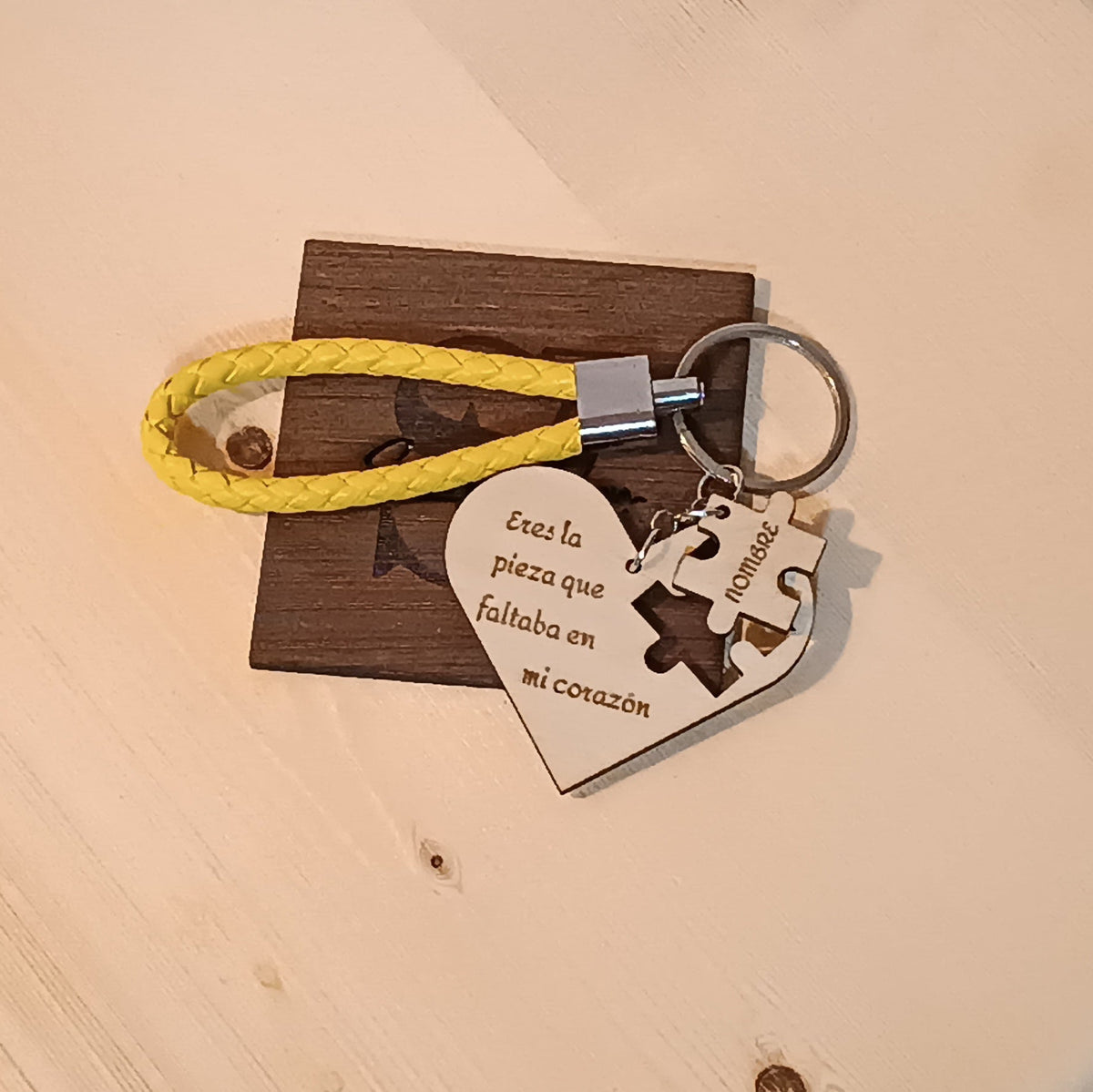 Llavero pieza de corazón personalizado en madera artesanal dibujado a mano