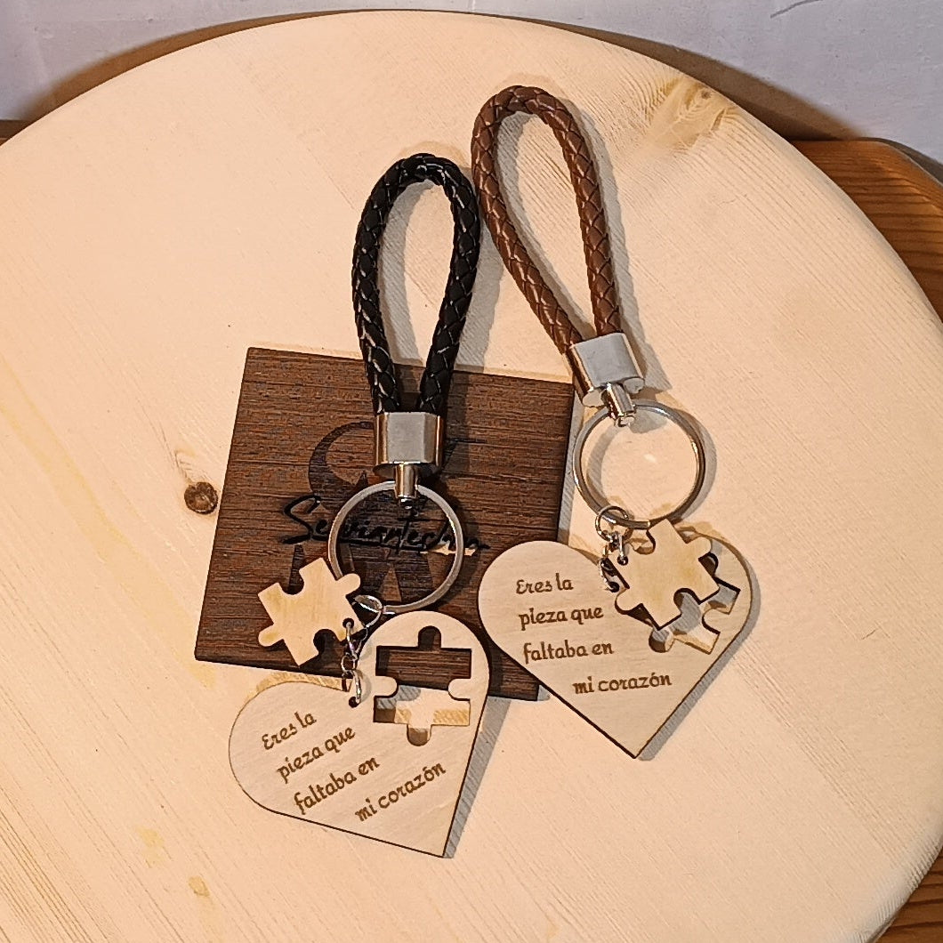 Llavero pieza de corazón de madera artesanal con diseño original SerViArte