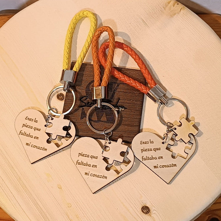 Llavero corazón personalizado artesanal de madera sobre fondo claro SerViArteShop
