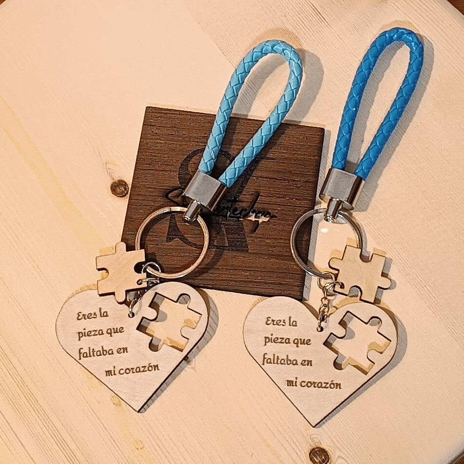Llavero artesanal de madera personalizado con ilustración de corazón SerViArte