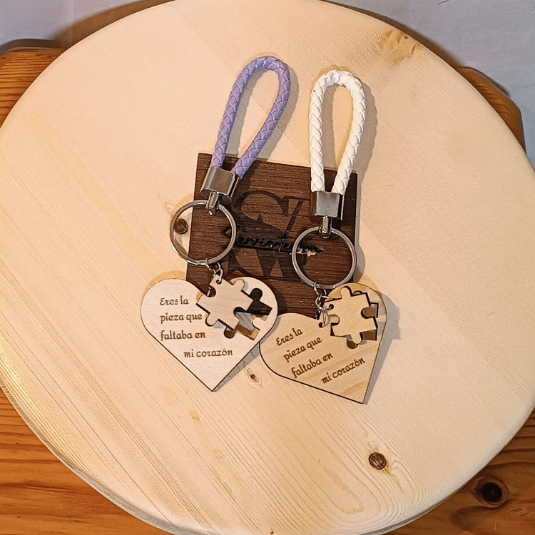 Llavero pieza de corazón artesanal de madera reciclada SerViArte Segovia