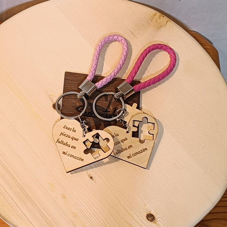 Llavero de madera personalizado con nombre dibujado a mano SerViArte Segovia