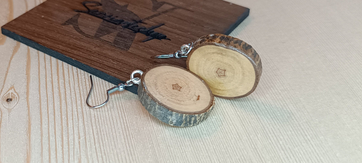 Pendientes de madera natural sin pintura, vista lateral – SerViArte Segovia