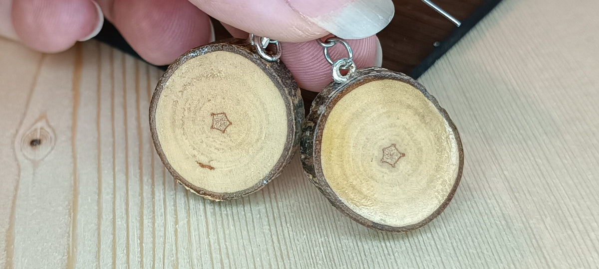 Par de pendientes de madera natural hechos a mano sobre fondo claro – SerViArteShop