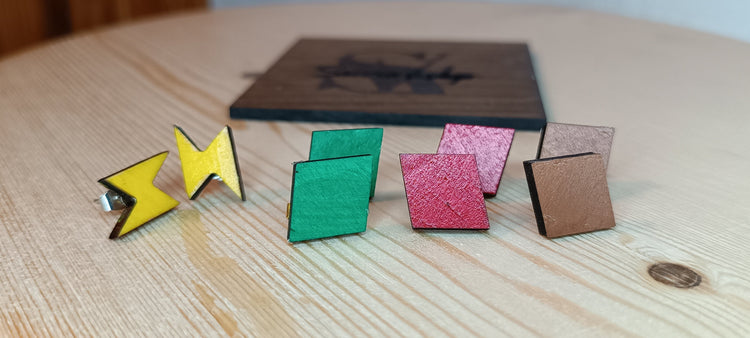 Pendientes de madera pintados a mano con diseño floral, vista lateral – SerViArte