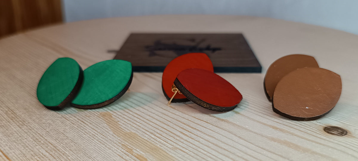 Pendientes artesanales de madera contrachapada pintados a mano en varios colores