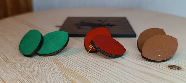Pendientes artesanales de madera contrachapada pintados a mano en varios colores