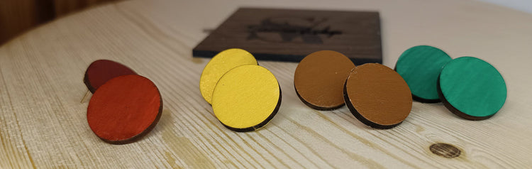 Pendientes de madera pintados a mano con diseño geométrico – SerViArteShop