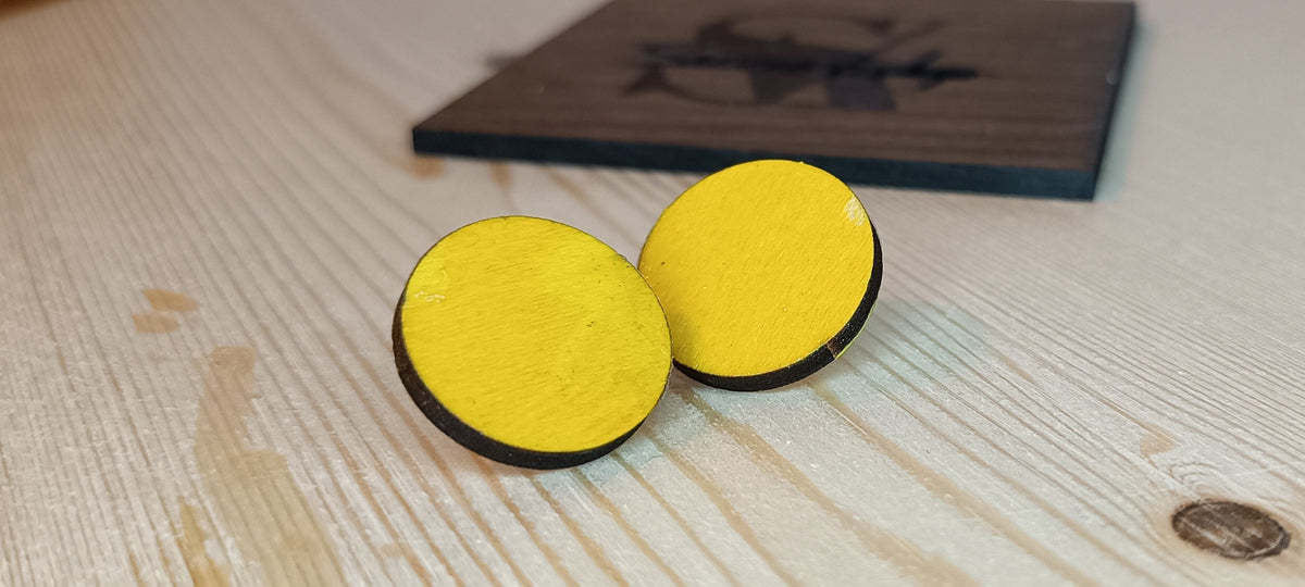Pendientes artesanales de madera pintados a mano con diseño de estrella SerViArteShop