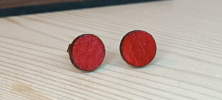 Pendientes de madera pintados a mano en mano mostrando tamaño real – SerViArteShop