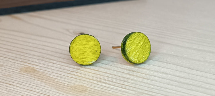 Pendientes de madera pintados a mano con ilustración minimalista – SerViArte