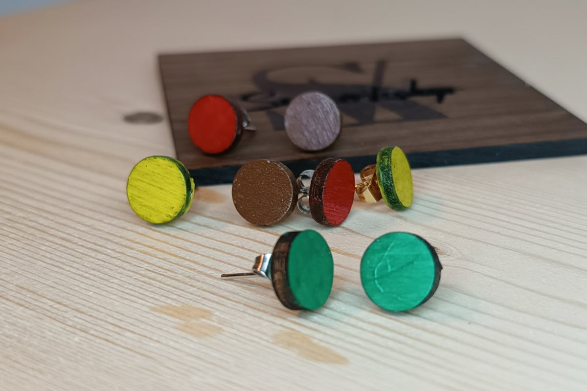Pendientes artesanales de madera contrachapada pintados a mano ligeros y expresivos