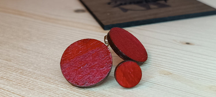 Pendientes artesanales de madera con diseño de flor pintada a mano – SerViArte