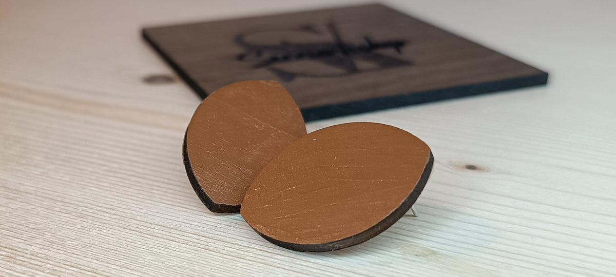 Pendientes artesanales de madera pintados a mano con diseño de luna – SerViArteShop