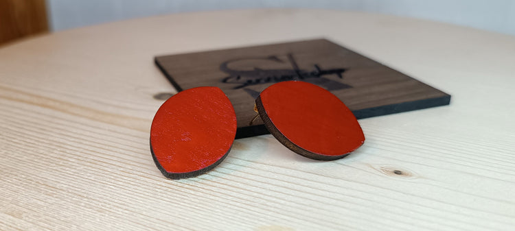 Pendientes de madera con diseño de hoja pintada a mano, ligeros y únicos – SerViArte