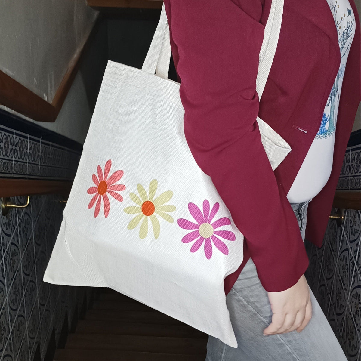 Tote bag Botánica Cotidiana en uso, bolsa reutilizable con ilustración original SerViArte